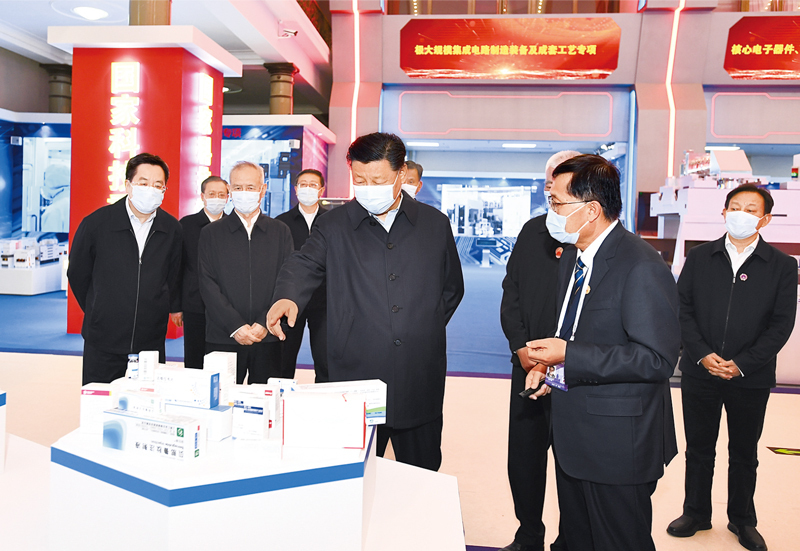 2021年10月26日，中共中央總書記、國家主席、中央軍委主席習近平在北京展覽館參觀國家“十三五”科技創(chuàng)新成就展。 新華社記者 謝環(huán)馳/攝