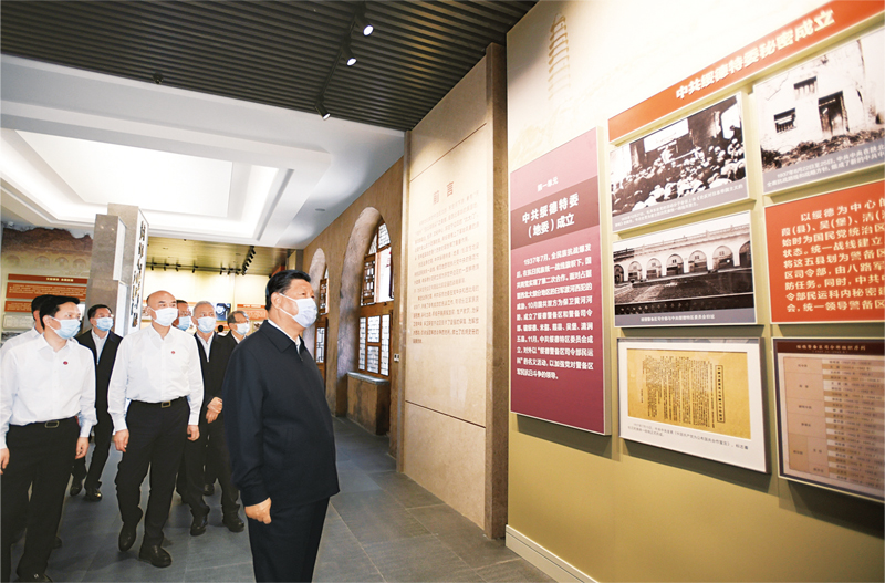 2021年9月13日至14日，中共中央總書記、國家主席、中央軍委主席習近平在陜西省榆林市考察。這是14日上午，習近平在中共綏德地委舊址考察。 新華社記者 李學仁/攝